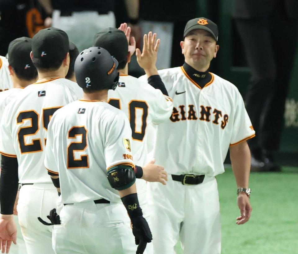 　サヨナラ勝利の阿部監督（撮影・金田祐二）