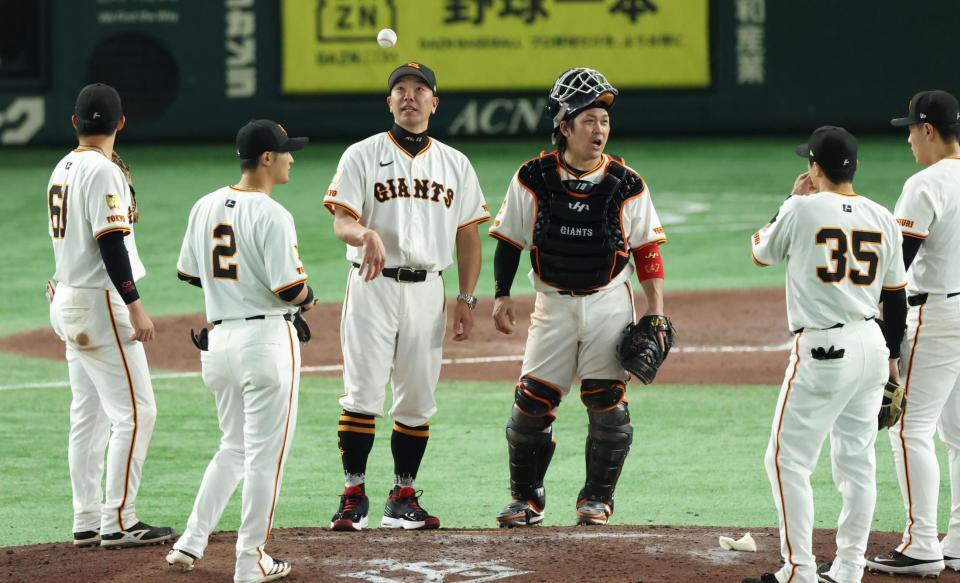 　９回、マウンドで指示を出す阿部監督（撮影・金田祐二）