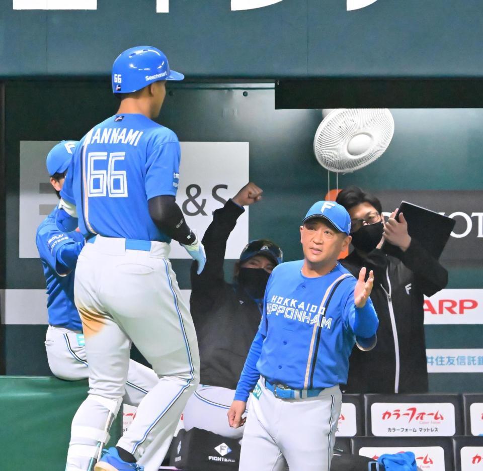 　７回、万波（右）の本塁打にガッツポーズする新庄監督（中央）＝撮影・西田忠信