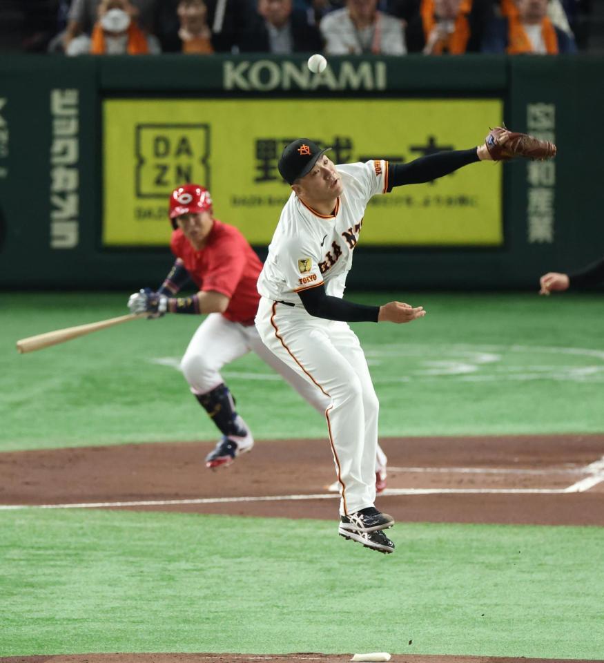 　１回、野間の中前打に飛びつく田中将（撮影・金田祐二）