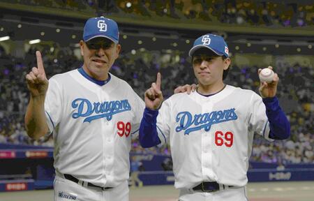 　プロ初勝利を挙げ、井上監督（左）とポーズを決める三浦（撮影・北村雅宏）