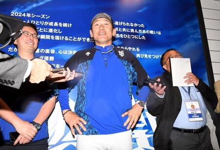 　「（バウアーは）スライドです」と明言する三浦監督（撮影・佐藤厚）