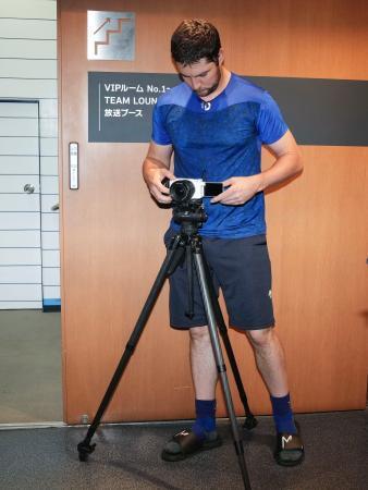 　自らの取材対応の模様を撮影するために、持参のカメラを三脚にセットするＤｅＮＡのバウアー＝横浜