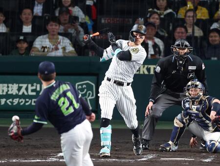 ６回、先制の中前適時打を放つ佐藤輝（撮影・中田匡峻）