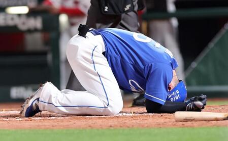 　７回、右手への死球でうずくまる細川（撮影・市尻達拡）