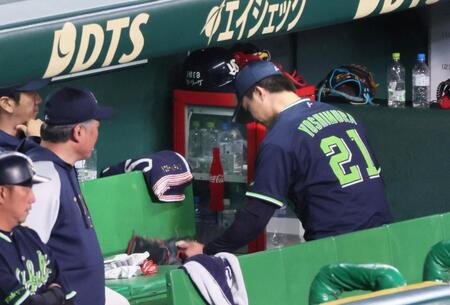 　６回、３点を失って降板し、グラブでベンチを殴って悔しがる吉村（撮影・立川洋一郎）