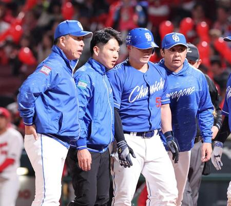 　７回、右手への死球でベンチに下がる細川（左から３人目）＝撮影・市尻達拡