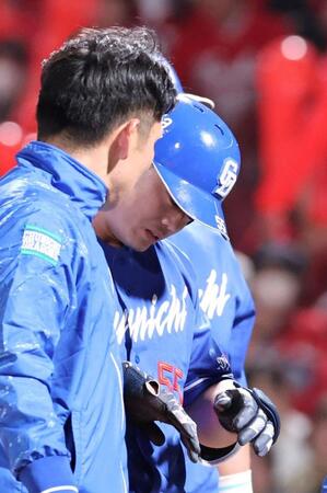 ７回、右手への死球でベンチに下がる細川（撮影・市尻達拡）