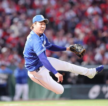 　３回、羽月の打球を処理し、ジャンプしながら送球する高橋宏（撮影・市尻達拡）