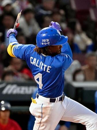 ３回、カリステがバットを折りながら左前に適時打を放つ