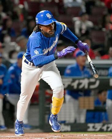 ５回、カリステが右前に適時打を放つ