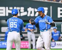 　７回、本塁打を放った万波（右）＝撮影・西田忠信