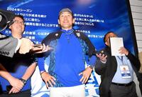 　「（バウアーは）スライドです」と明言する三浦監督（撮影・佐藤厚）