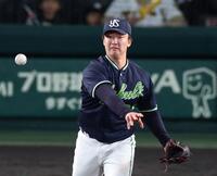 　６回、前川の打球を処理するも二塁へ悪送球する吉村（撮影・中田匡峻）