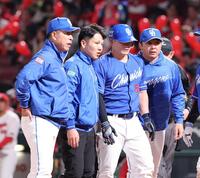 　７回、右手への死球でベンチに下がる細川（左から３人目）＝撮影・市尻達拡