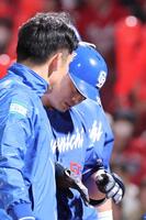 ７回、右手への死球でベンチに下がる細川（撮影・市尻達拡）