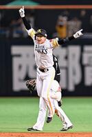 ９回、サヨナラ打を放ち、ジャンプして喜ぶ川瀬