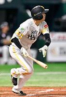９回、代打川瀬が左中間にサヨナラ２点二塁打を放つ