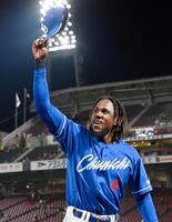 ヒーローインタビューを終え、スタンドの声援に応えるカリステ