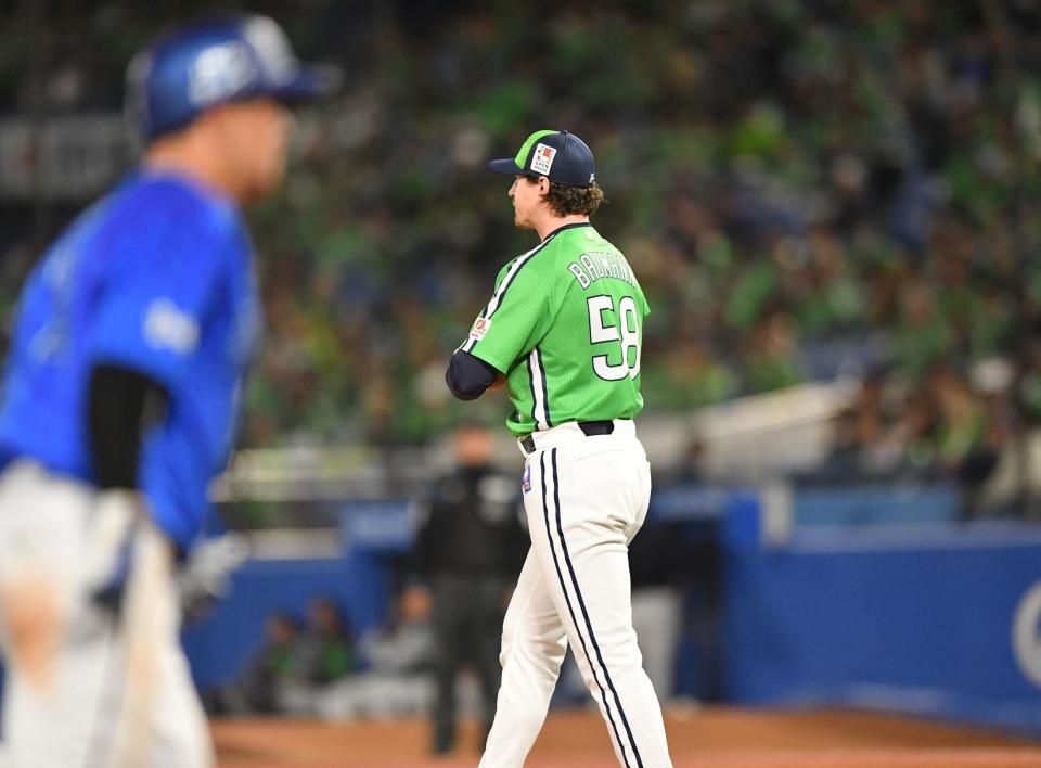 　１０回、牧（手前）に先制の右越え３ランを打たれたバウマン（撮影・開出牧）