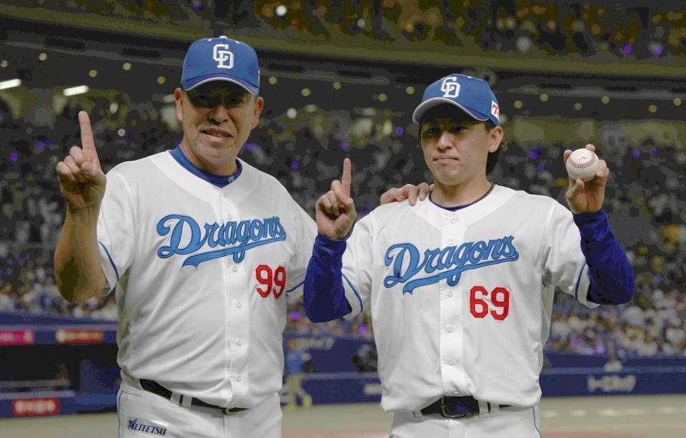 　プロ初勝利を挙げ、井上監督（左）とポーズを決める三浦（撮影・北村雅宏）