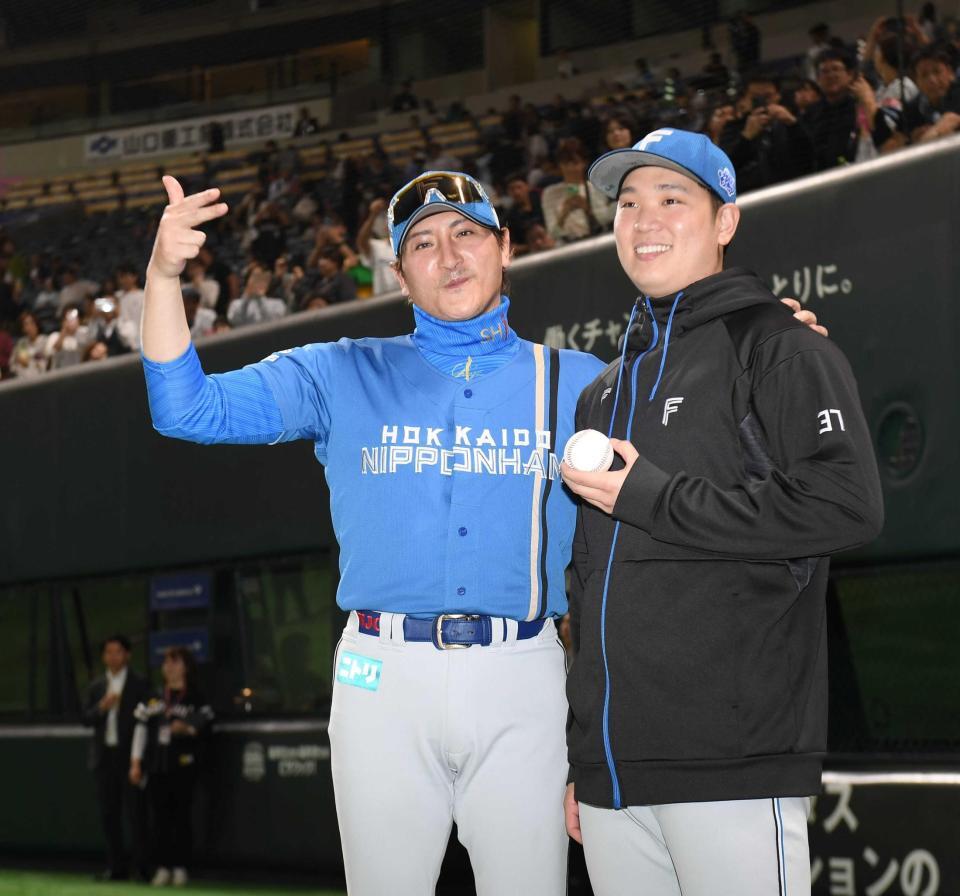 　来日初勝利を挙げた古林（右）と写真に納まる新庄監督（撮影・西田忠信）