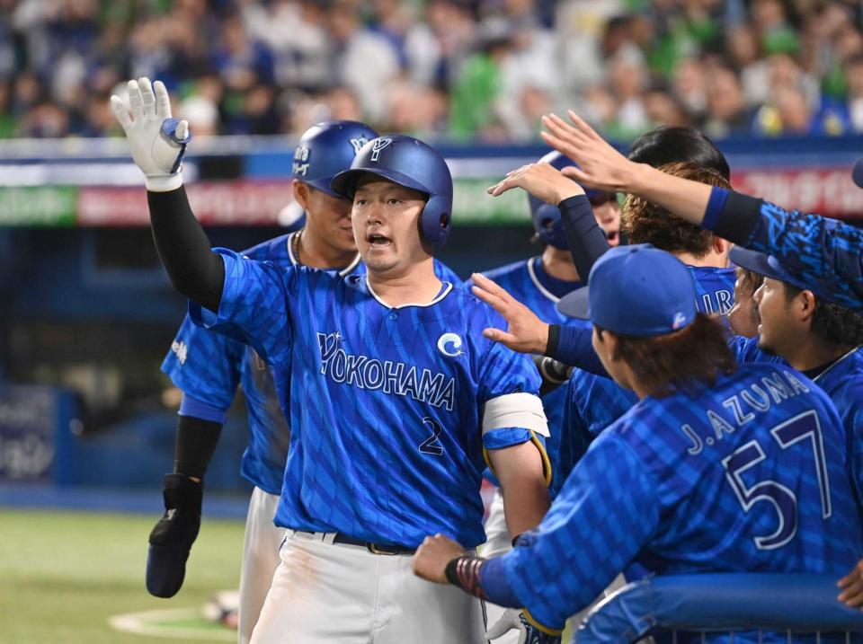 　１０回、右越え３ランを放ちスタンドの祝福に応える牧（撮影・開出牧）