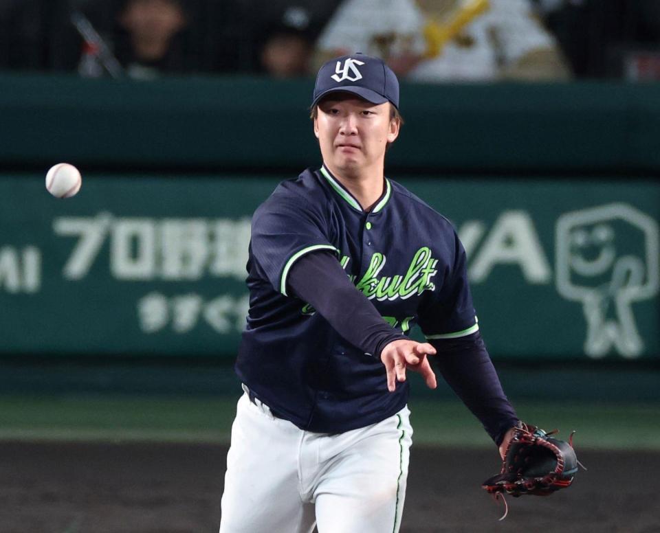 　６回、前川の打球を処理するも二塁へ悪送球する吉村（撮影・中田匡峻）