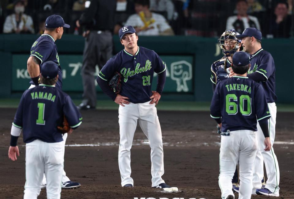 ６回、降板となる吉村（中央）＝撮影・中田匡峻