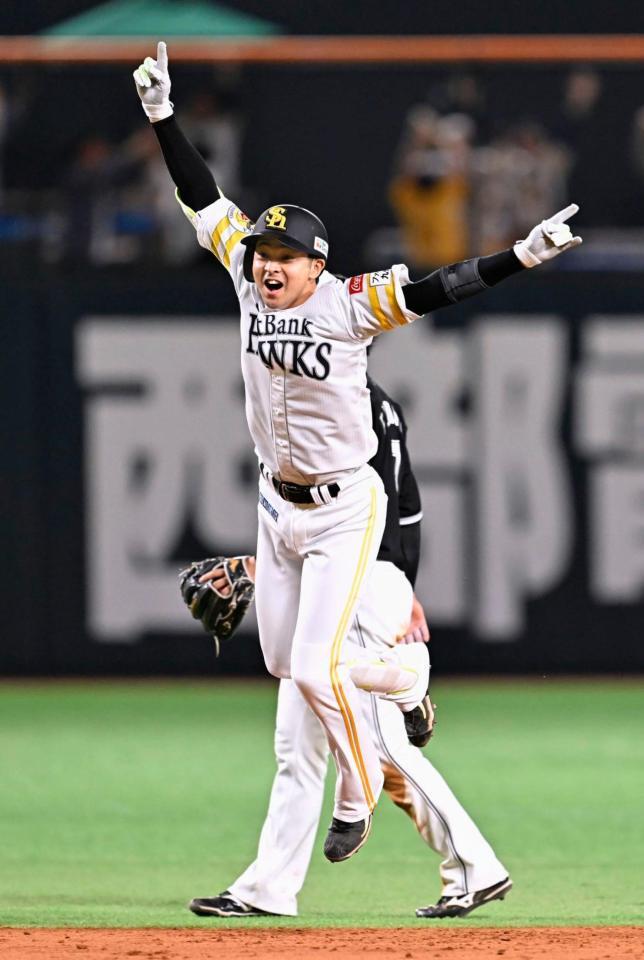 ９回、サヨナラ打を放ち、ジャンプして喜ぶ川瀬