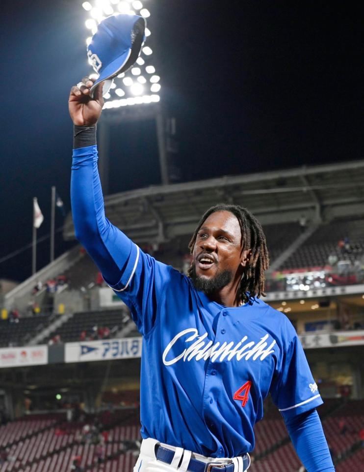 ヒーローインタビューを終え、スタンドの声援に応えるカリステ