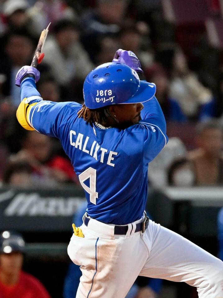 ３回、カリステがバットを折りながら左前に適時打を放つ