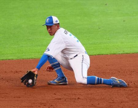 　守備練習をする有薗（撮影・中島達哉）