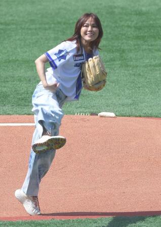 　始球式で投球する相川七瀬（撮影・佐藤厚）