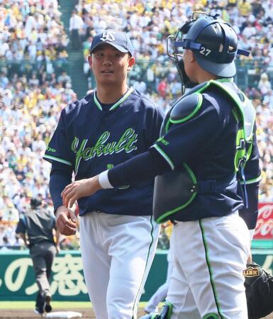 　１回に先制を許し、ベンチへ引き揚げる奥川（撮影・立川洋一郎）