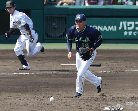 　３回、中野（奥）に投手強襲の内野安打を許した奥川（撮影・中田匡峻）