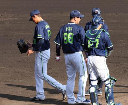 　６回、肩を落とし降板する奥川（左端）＝撮影・立川洋一郎