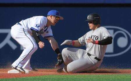 　７回、一走・岡本（右）は二塁盗塁に失敗、併殺となる（撮影・佐藤厚）