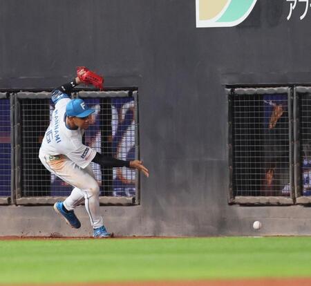 　６回、長谷川の打球を落球した万波（撮影・中島達哉）