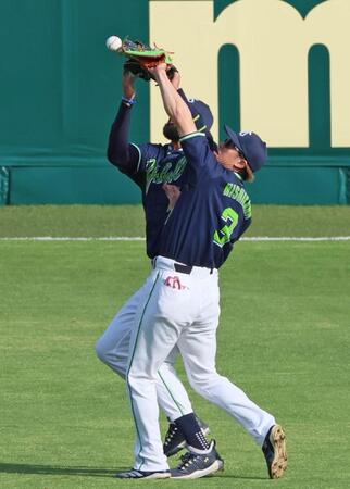 　６回、サンタナ（左）と接触し森下の打球を落とす西川（撮影・立川洋一郎）