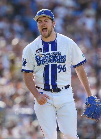 　６回、巨人・キャベッジを空振り三振に仕留め、雄たけびを上げるＤｅＮＡ・バウアー＝横浜