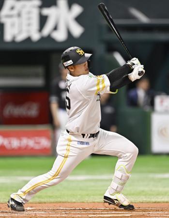 　６回ソフトバンク２死一、二塁、石塚が右中間に２点二塁打を放つ＝みずほペイペイドーム