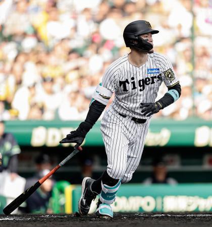 　６回阪神２死二塁、佐藤輝が右中間に適時三塁打を放つ＝甲子園