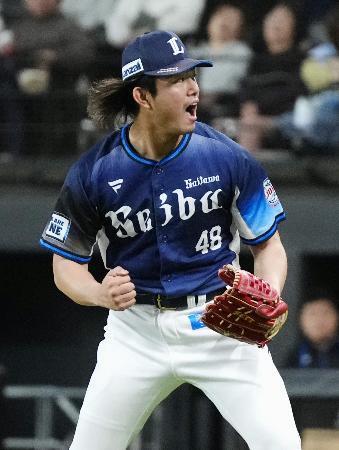 　７回日本ハム２死一、三塁、万波を見逃し三振に仕留め、雄たけびを上げる西武・今井＝エスコンフィールド