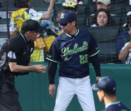 　６回、打席に中野を迎え、奥川を降板させる高津監督（右）＝撮影・中田匡峻