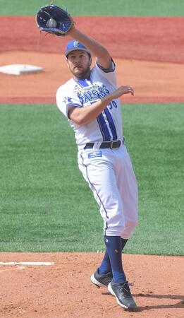 　１回、吉川の投ゴロを好捕し１－６－３の併殺にするバウアー（撮影・佐藤厚）