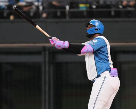 【写真】不振脱却への気持ちの表れ!? 丸刈り姿を披露した日本ハム・レイエス