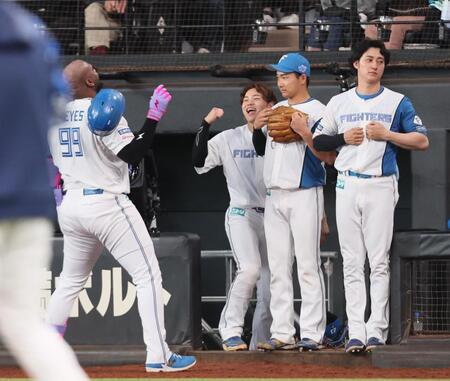 　８回、３ランを放ち、ヘルメットを取るレイエス（左）＝撮影・中島達哉