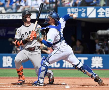 　１回、泉口の二盗を阻止する松尾。打者キャベッジ