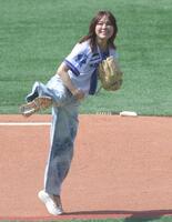 　始球式で投球する相川七瀬（撮影・佐藤厚）